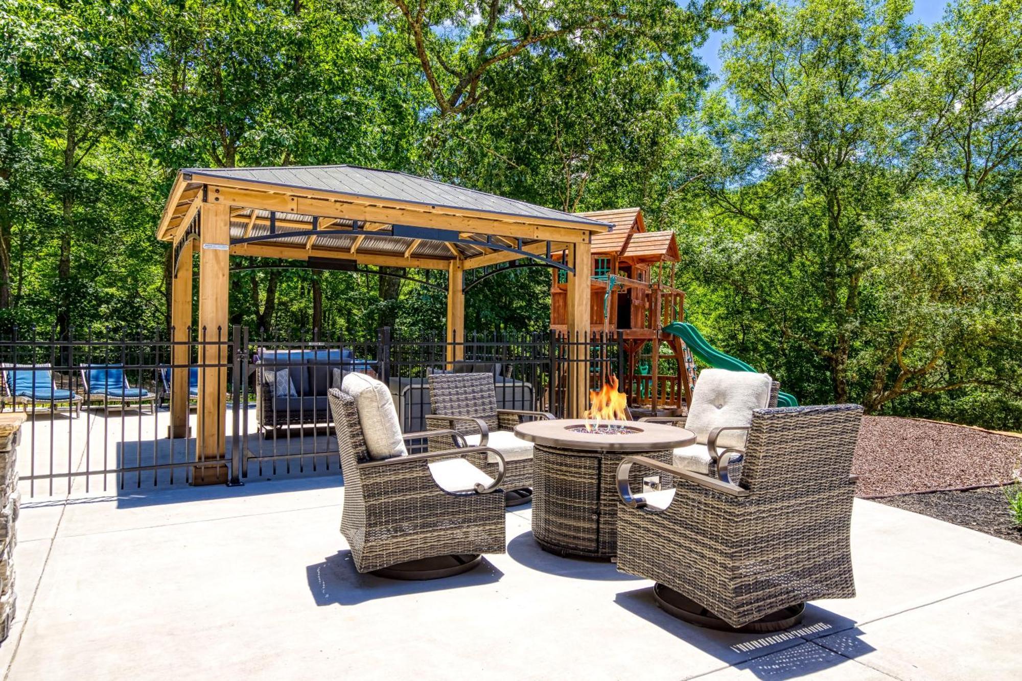 Alpine Splash - Luxury - Private Indoor Pool, Theatergaming, Large Yard, Pond, Basketball Court!!! Sevierville Exteriör bild